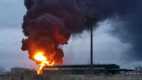 Украинские вертолеты атаковали нефтебазу в Белгородской области