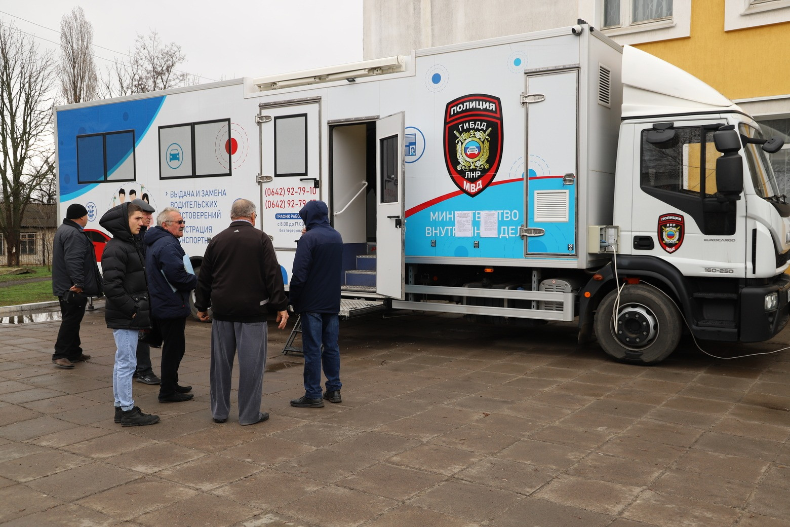 Передвижной пункт для оформления водительских документов открыли в ЛНР