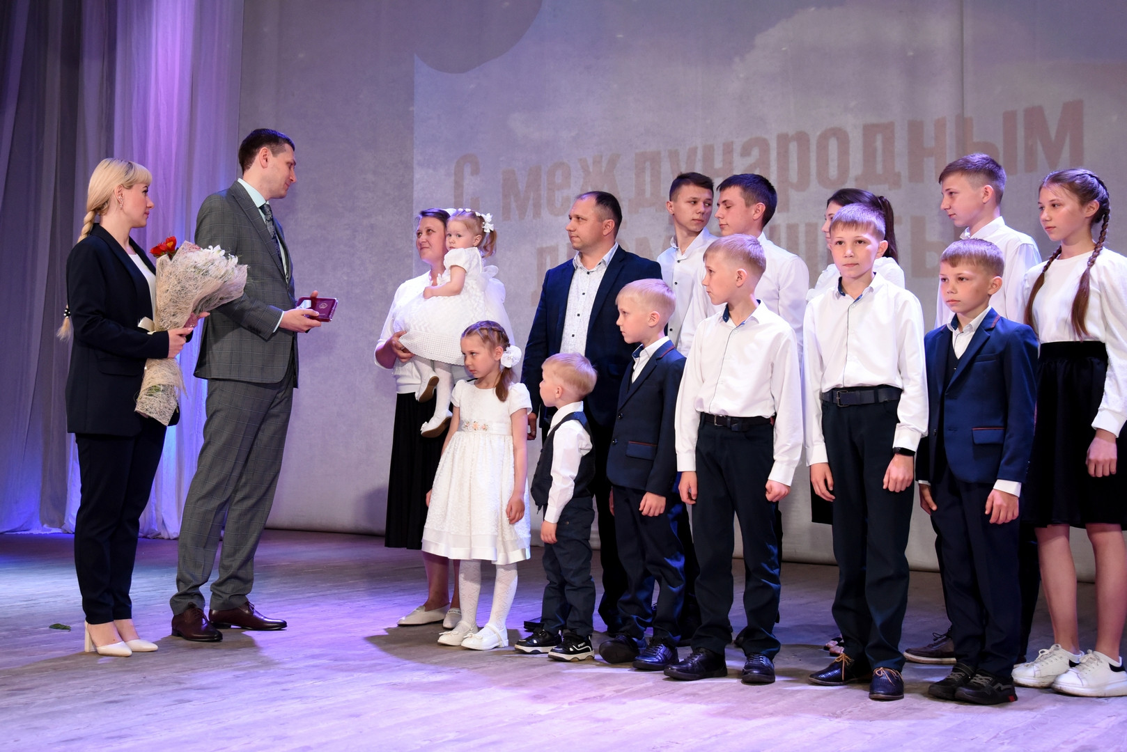 От 5 до 13 детей: в Луганске наградили многодетные семьи