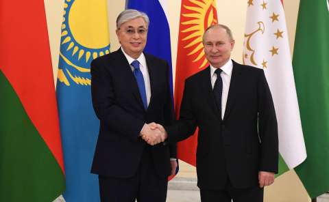 Казахстан не будет помогать России, но и ссориться не хочет