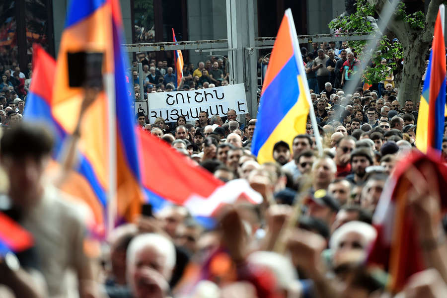 В столице Армении проводят массовые аресты сторонников оппозиции
