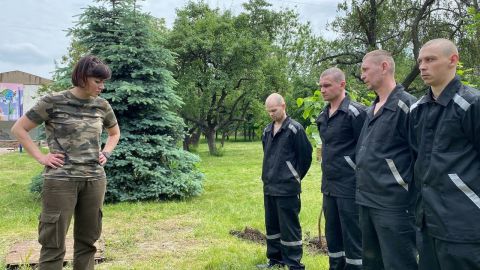 Украинские военнопленные высадили деревья в Луганске в память об убитых детях