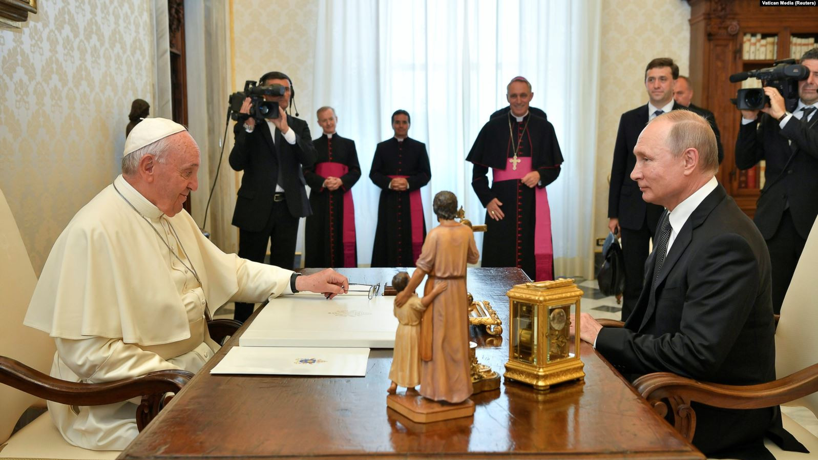 Папа Римский Франциск хочет поговорить с Путиным