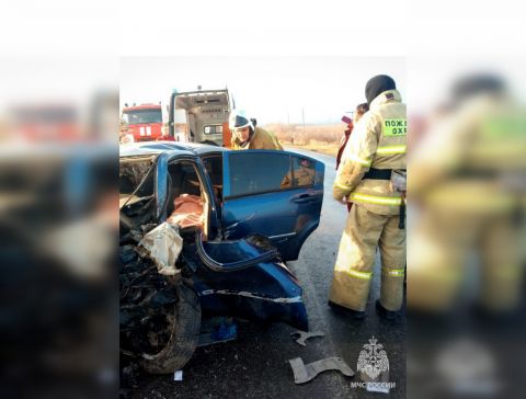 Спасателям в ЛНР пришлось вырезать водителя из авто после лобового столкновения