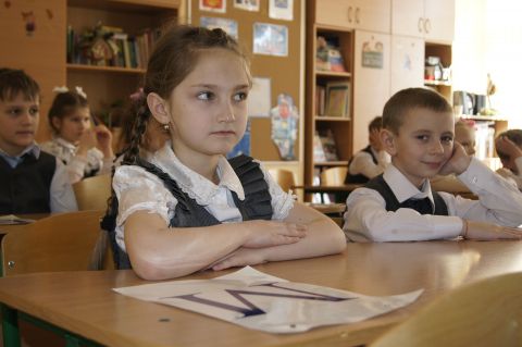 Всех школьников в России хотят одеть в строгую форму