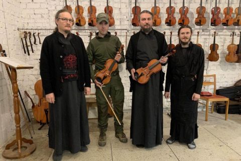 Для филармонии в Новосибирске купили скрипки из монастыря в ЛНР