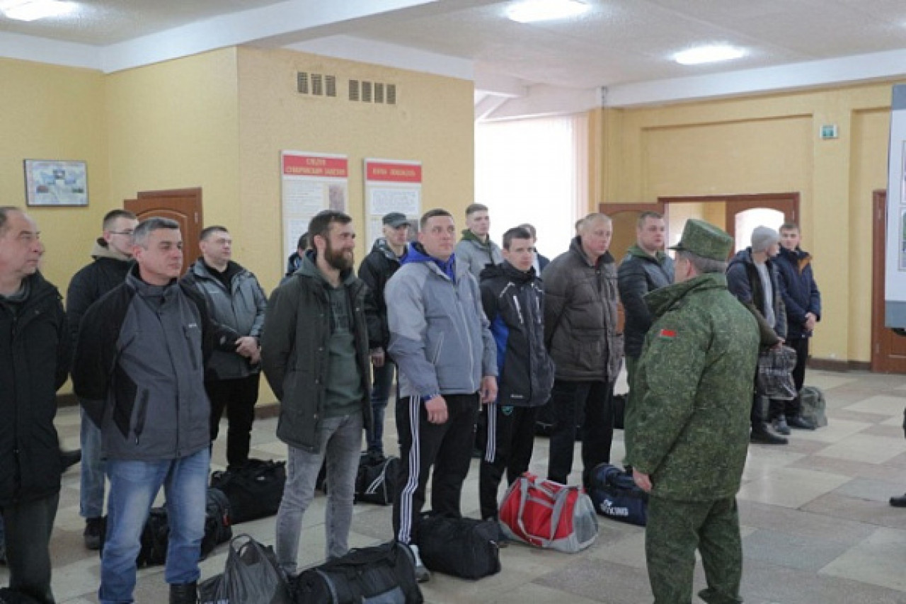 Белорусские военкоматы пригласили военнообязанных по поручению Лукашенко