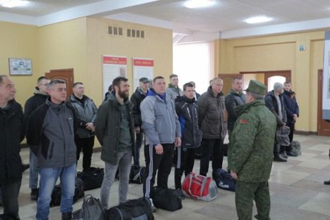 Белорусские военкоматы пригласили военнообязанных по поручению Лукашенко