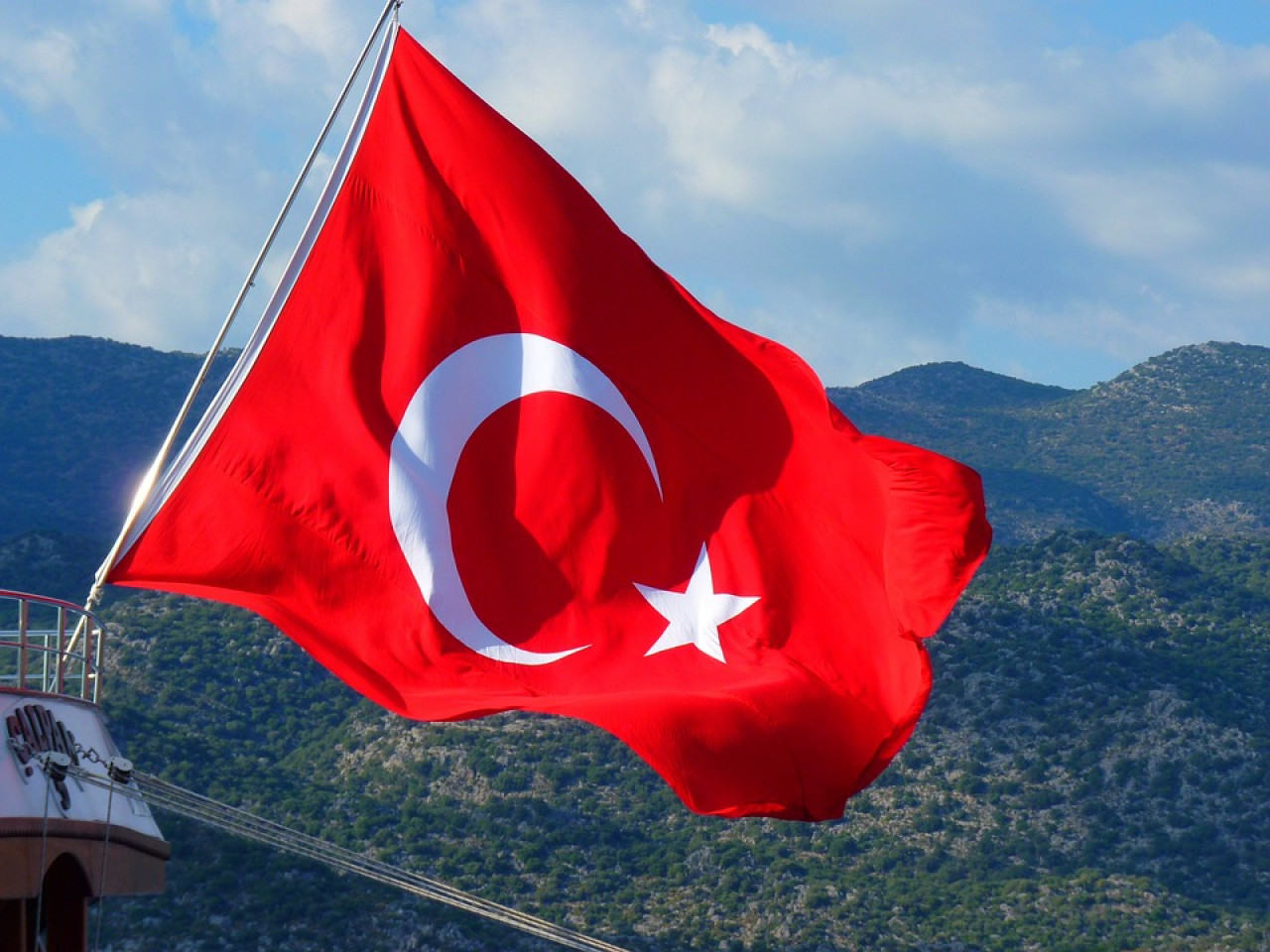 Турция собирается мирить Киев и Москву – без Москвы