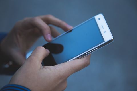Комитет по просвещению одобрил запрет телефонов на школьных занятиях