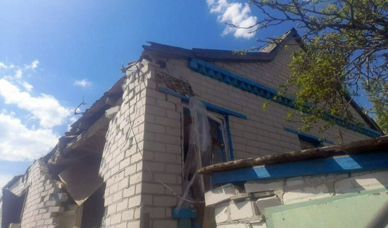 ВСУ обстрелом разрушили жилые дома в поселке под Лисичанском в ЛНР