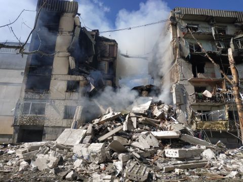 От удара ВСУ в ЛНР обрушился многоквартирный дом – количество оставшихся под завалами людей неизвестно