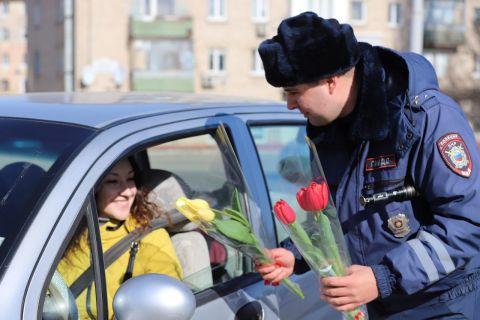 Инспекторы ГИБДД поздравили жительниц Луганска с наступающим 8 Марта