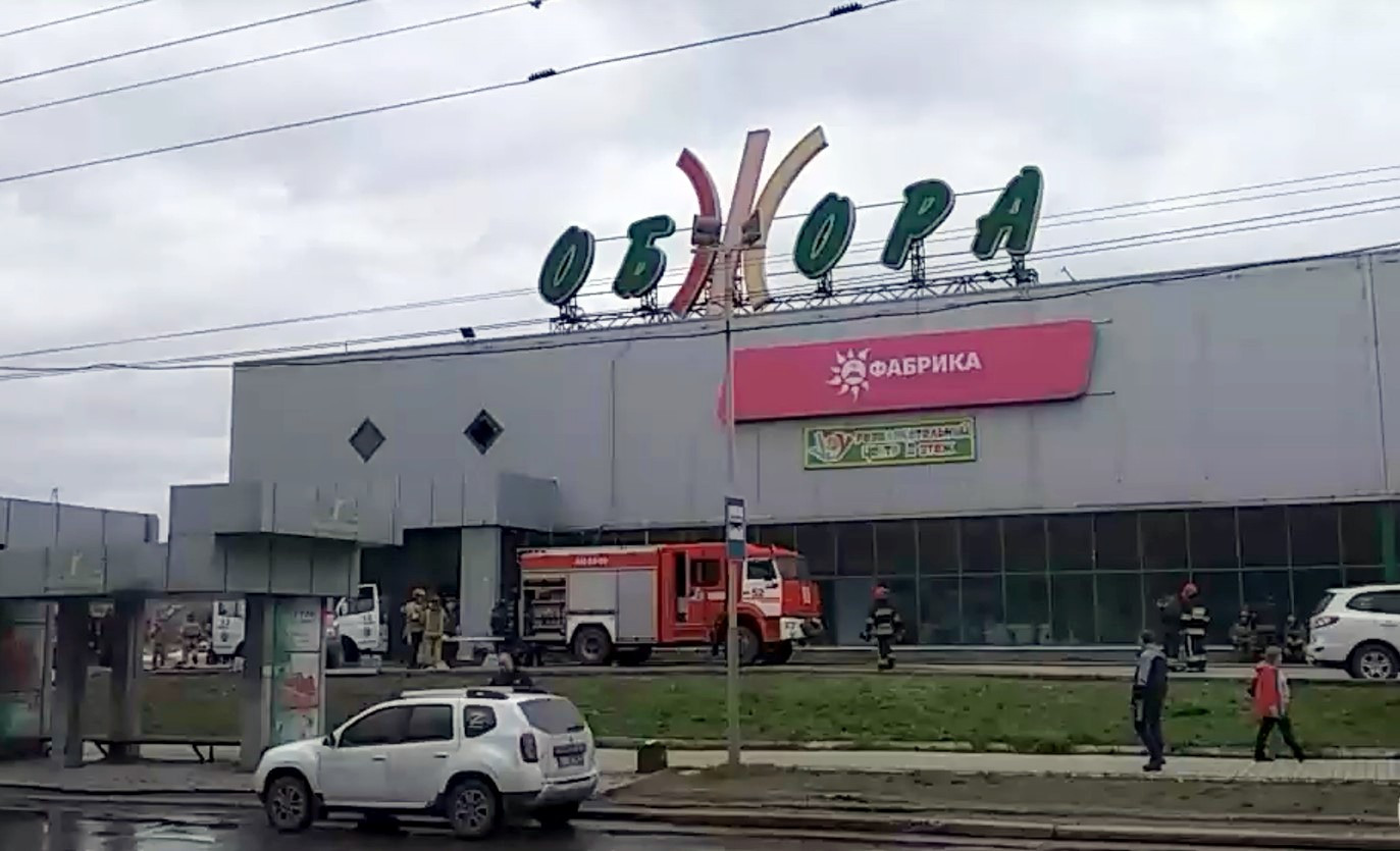 В ДНР горит крупный торговый центр – на месте работают более 70 спасателей