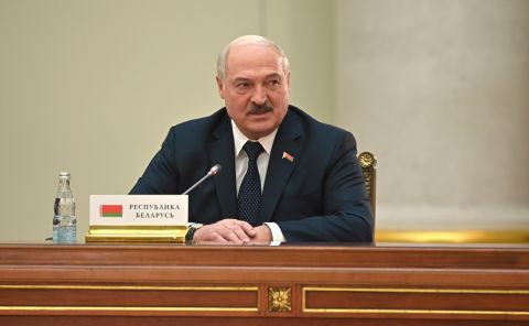 Лукашенко похвалил Зеленского за попрошайничество