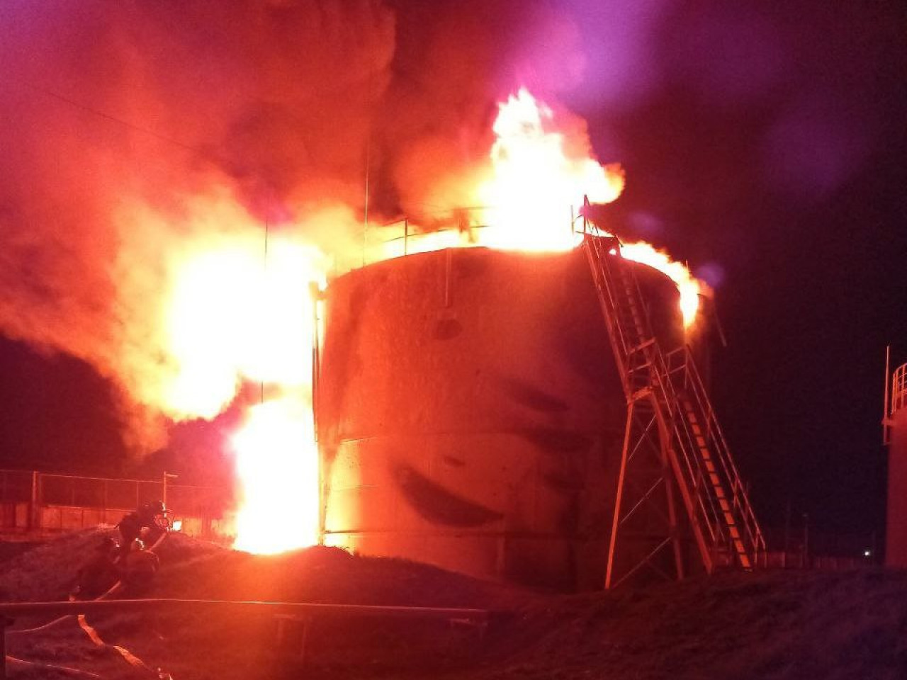 В Луганске спасают дома жителей от пожара после удара ВСУ