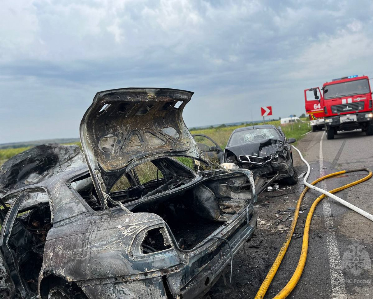 Спасателям пришлось тушить два горящих авто после ДТП в ЛНР