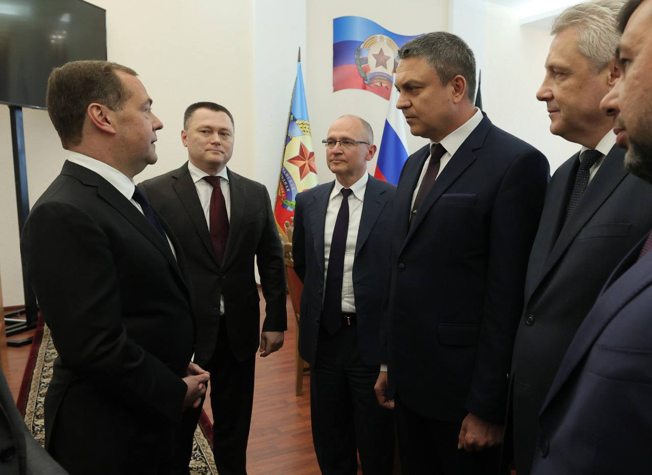 Медведев посетил ЛНР и провел совещание с главами республик Донбасса