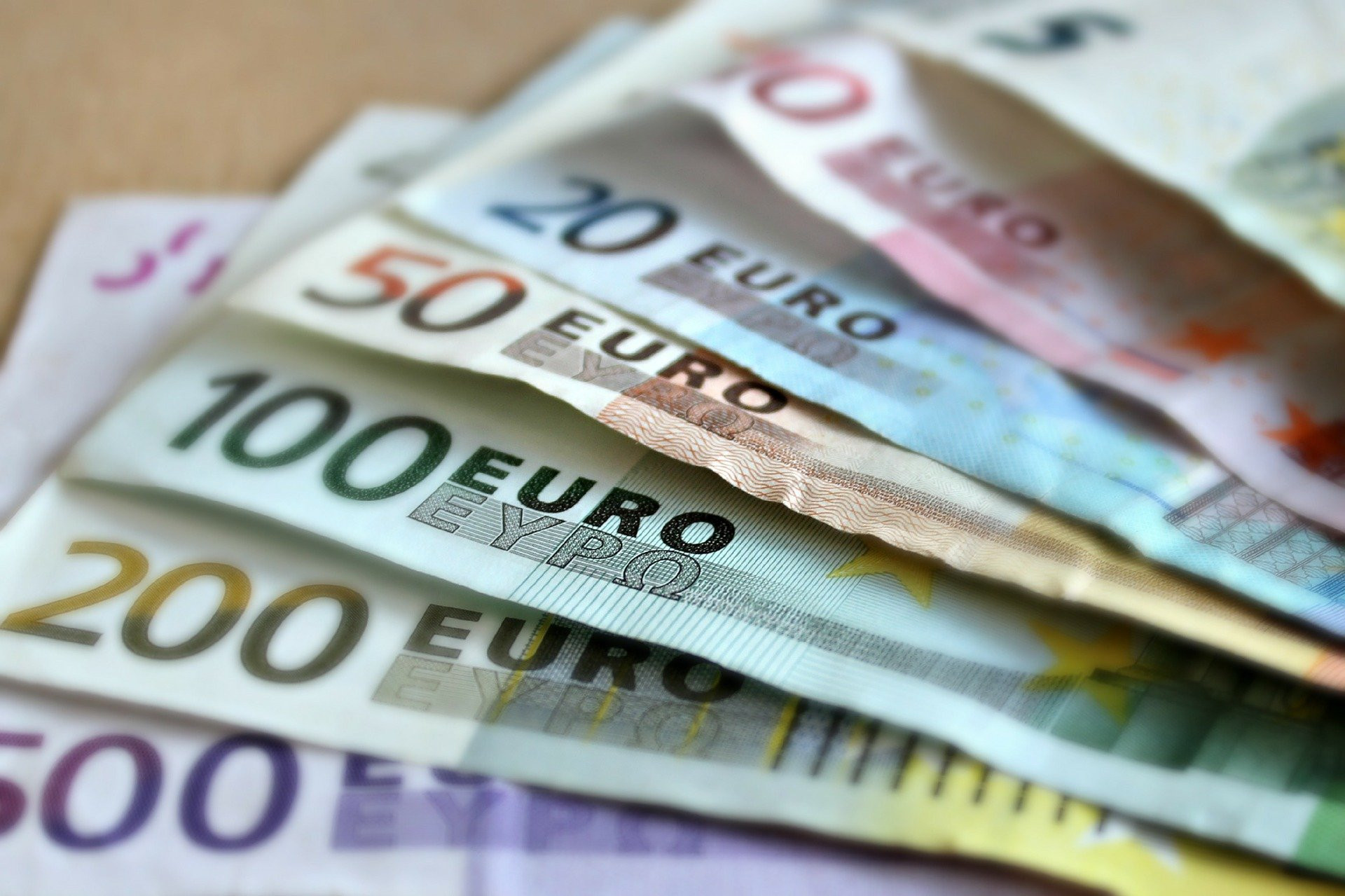 Машина времени на Мосбирже: евро вернулся в 2017-й
