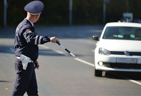 Юристы объяснили, почему водителей начали штрафовать за включённую аварийку