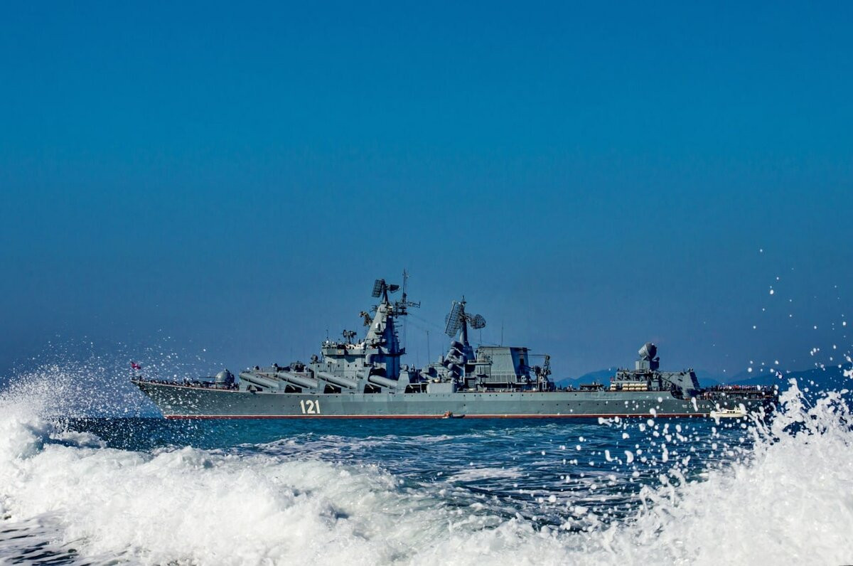 Пожар на крейсере «Москва»: Киев заявил об ударе ракетами «Нептун»