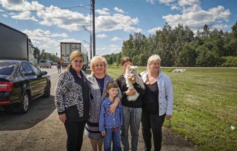 Вне политических распрей: семье из ДНР помогли добраться к матери на Украину