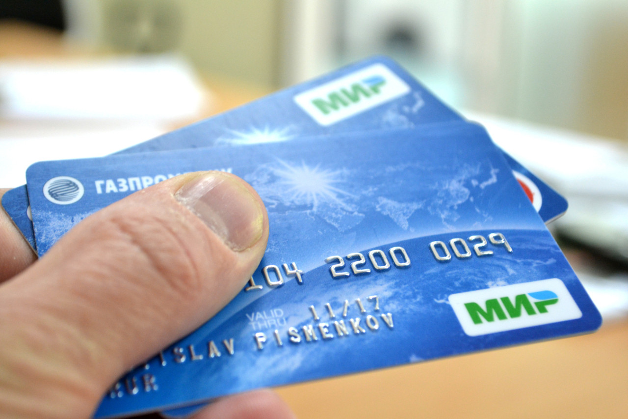 Пенсионеров с банковскими картами предупредили об угрозе списания денег