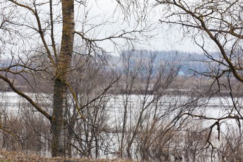 Автомобиль с двумя пенсионерами в Новоайдаре чуть не смыло в реку с моста