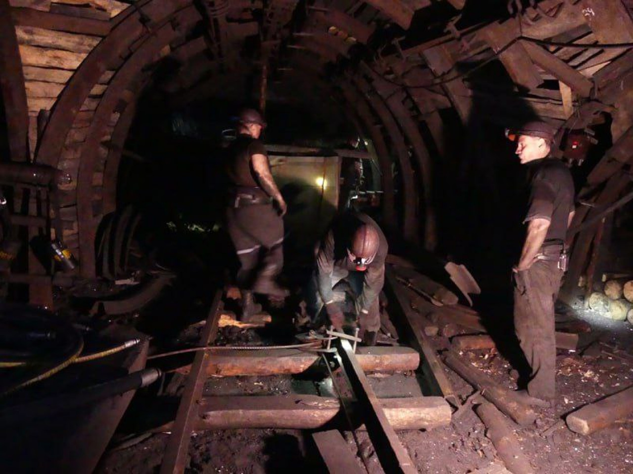 Двух шахтеров в ДНР пытаются спасти из-под завалов четвертый день