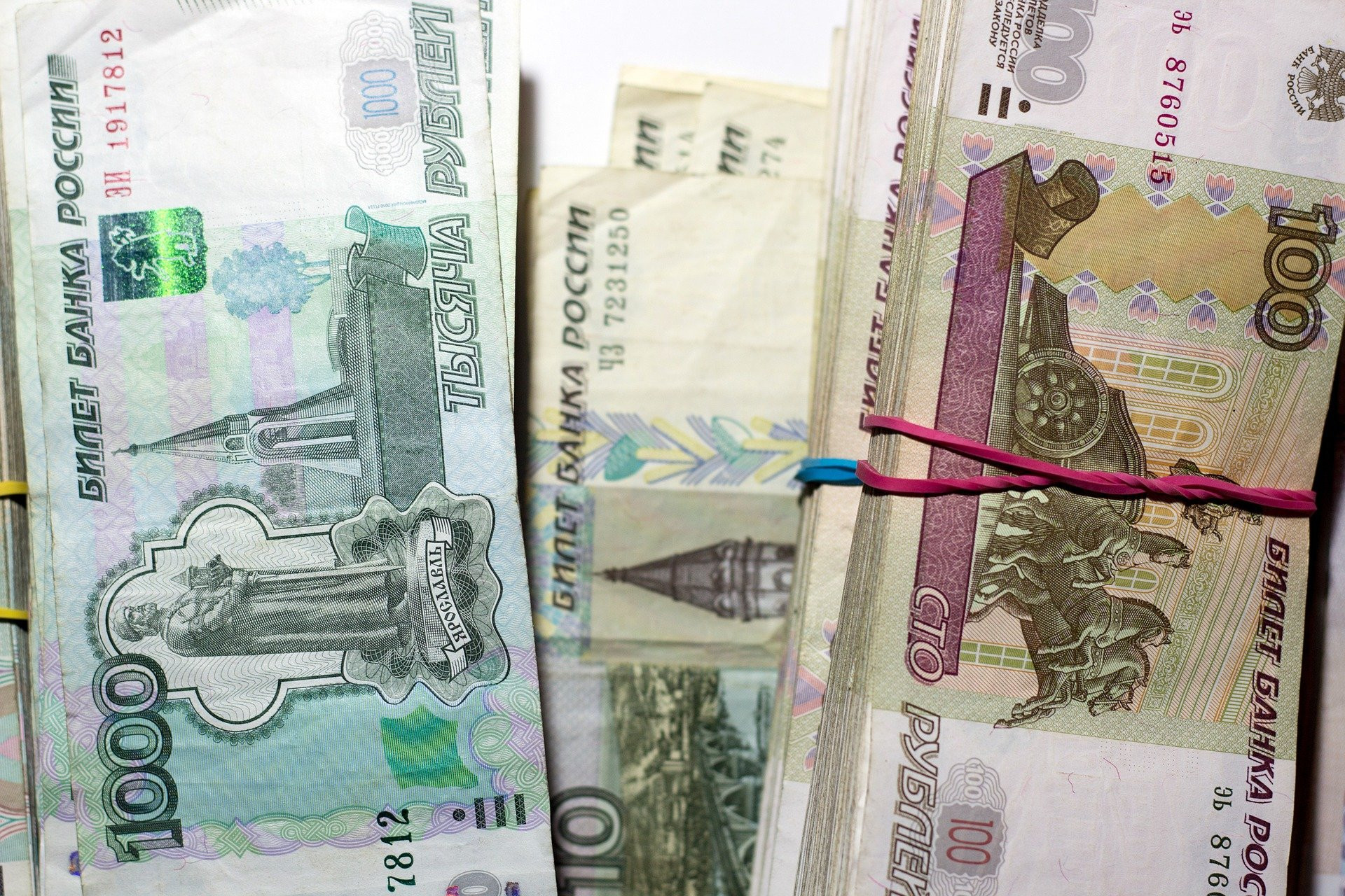 Рубль – лучшая валюта для сбережений, заявил помощник Путина