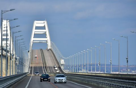 Из-за повреждения опоры на Крымском мосту остановили движение – Аксенов