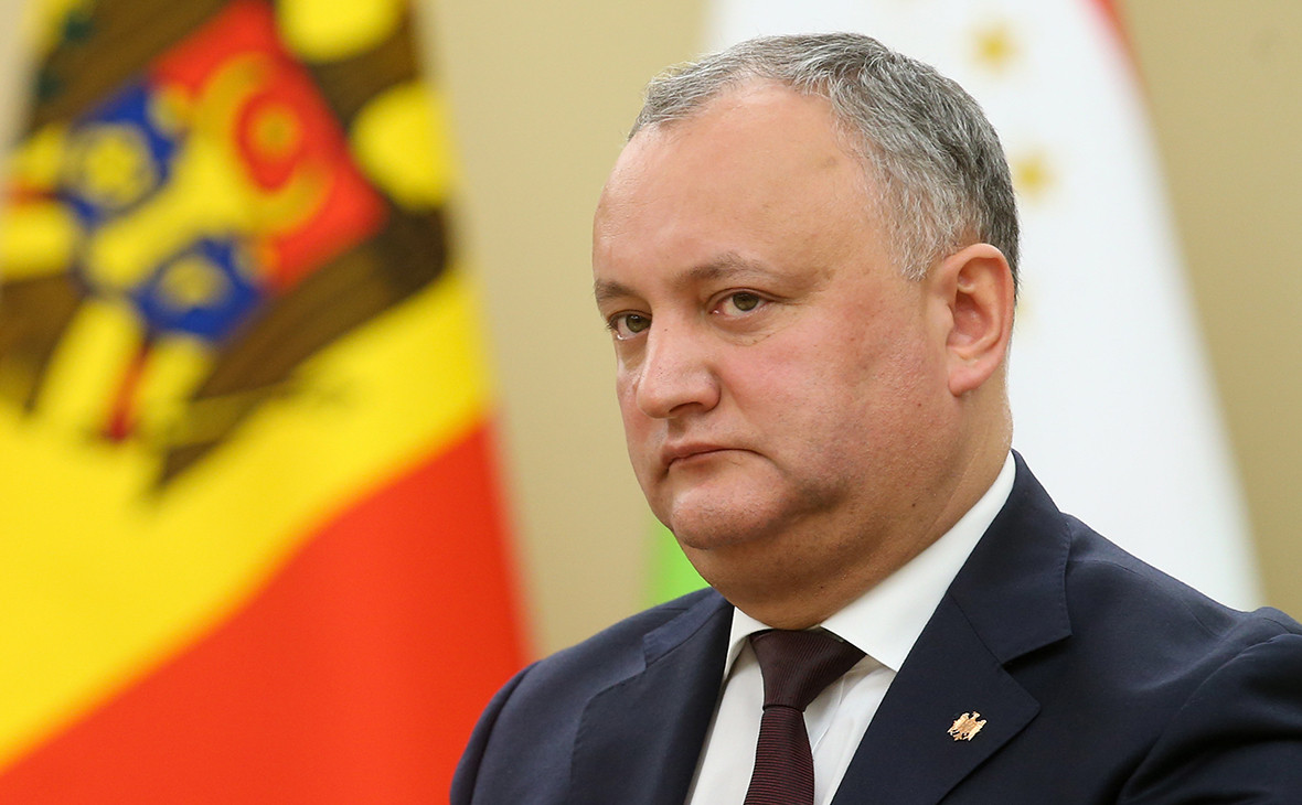 Бывший президент Молдавии получил штраф за георгиевскую ленту