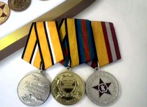 В Госдуме предлагают штрафы за ношение фальшивых наград