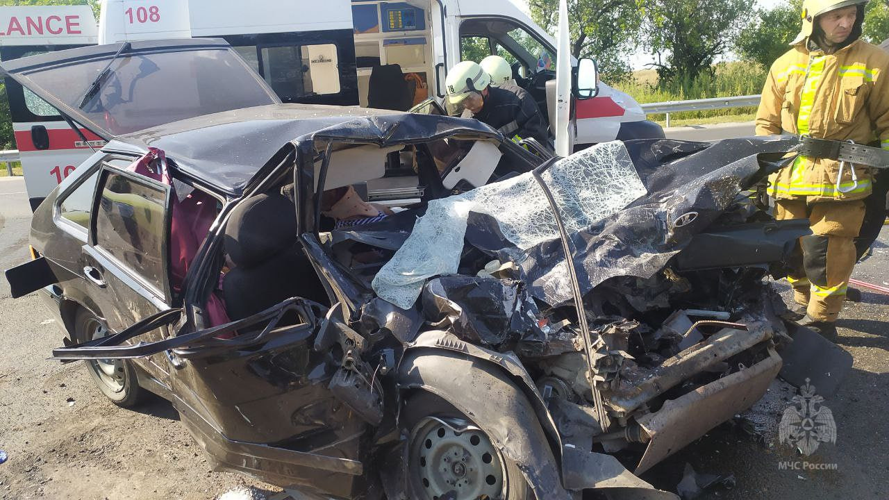 Пришлось вырезать водителя из авто – спасатели работали на месте смертельного ДТП в ЛНР