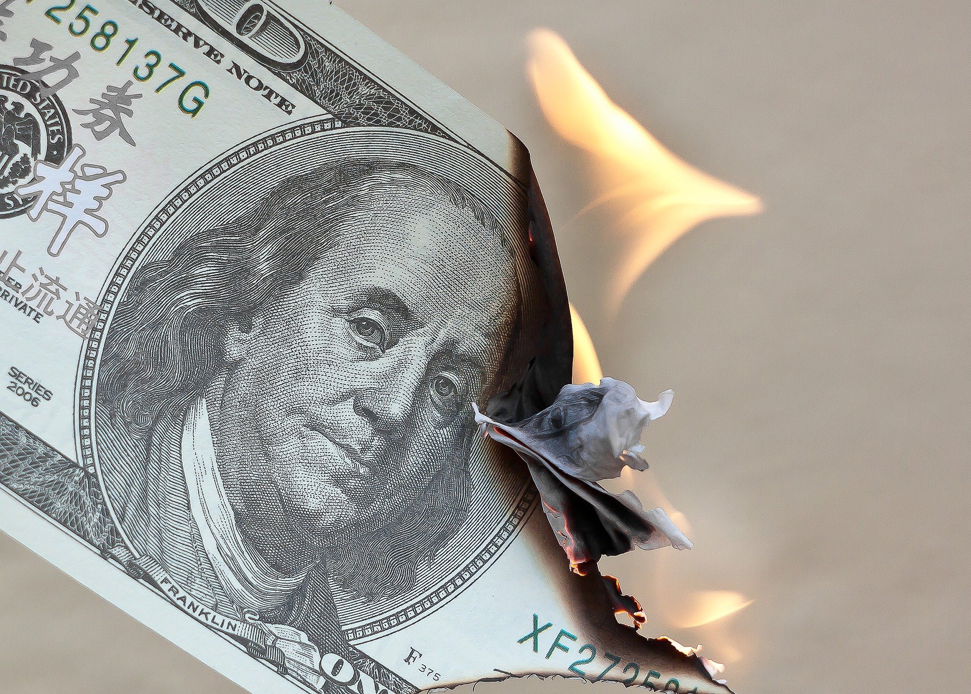Санкции против России уничтожают доллар