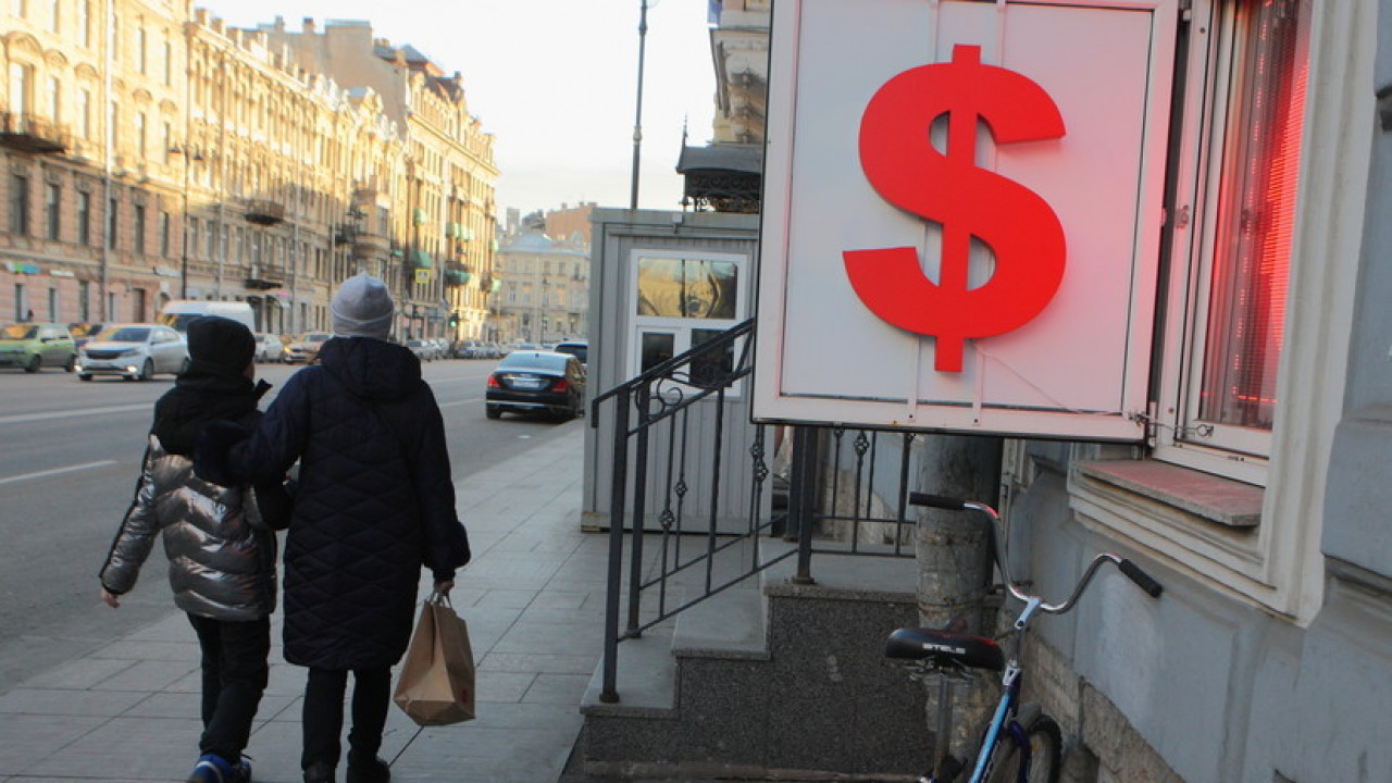 Впервые с зимы доллар упал ниже 90 рублей