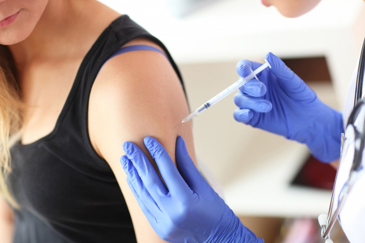 Новая российская вакцина защитит от новых форм COVID-19