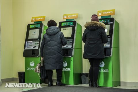 Россияне начали забирать деньги из банков: что происходит