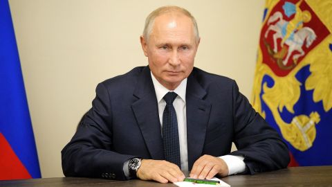 Путин потребовал ускорить восстановление Донбасса