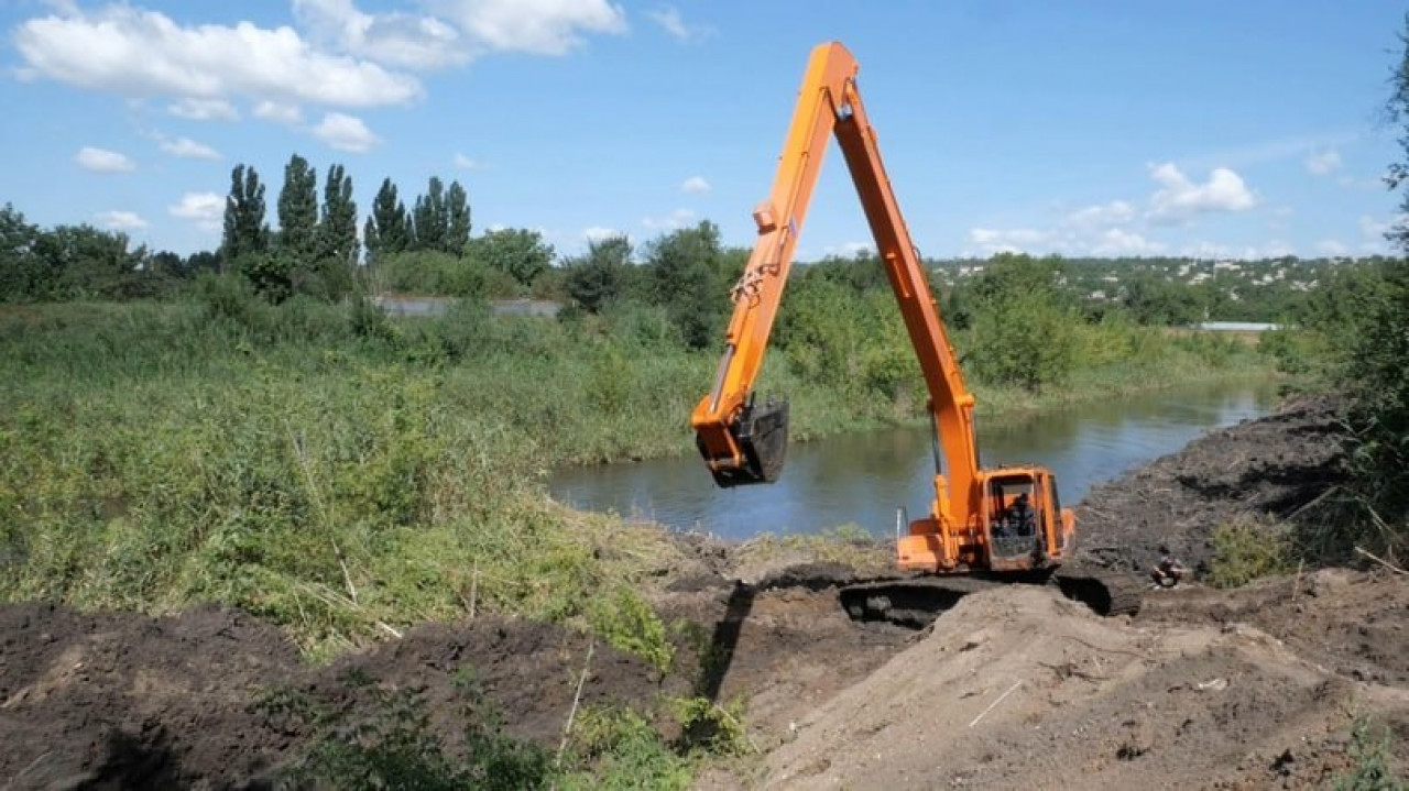 Больше мусора, чем грунта: в Луганске впервые за полвека чистят реку Лугань