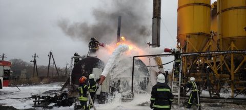Более 20 пожарных задействовали для тушения пожара на заводе в ЛНР