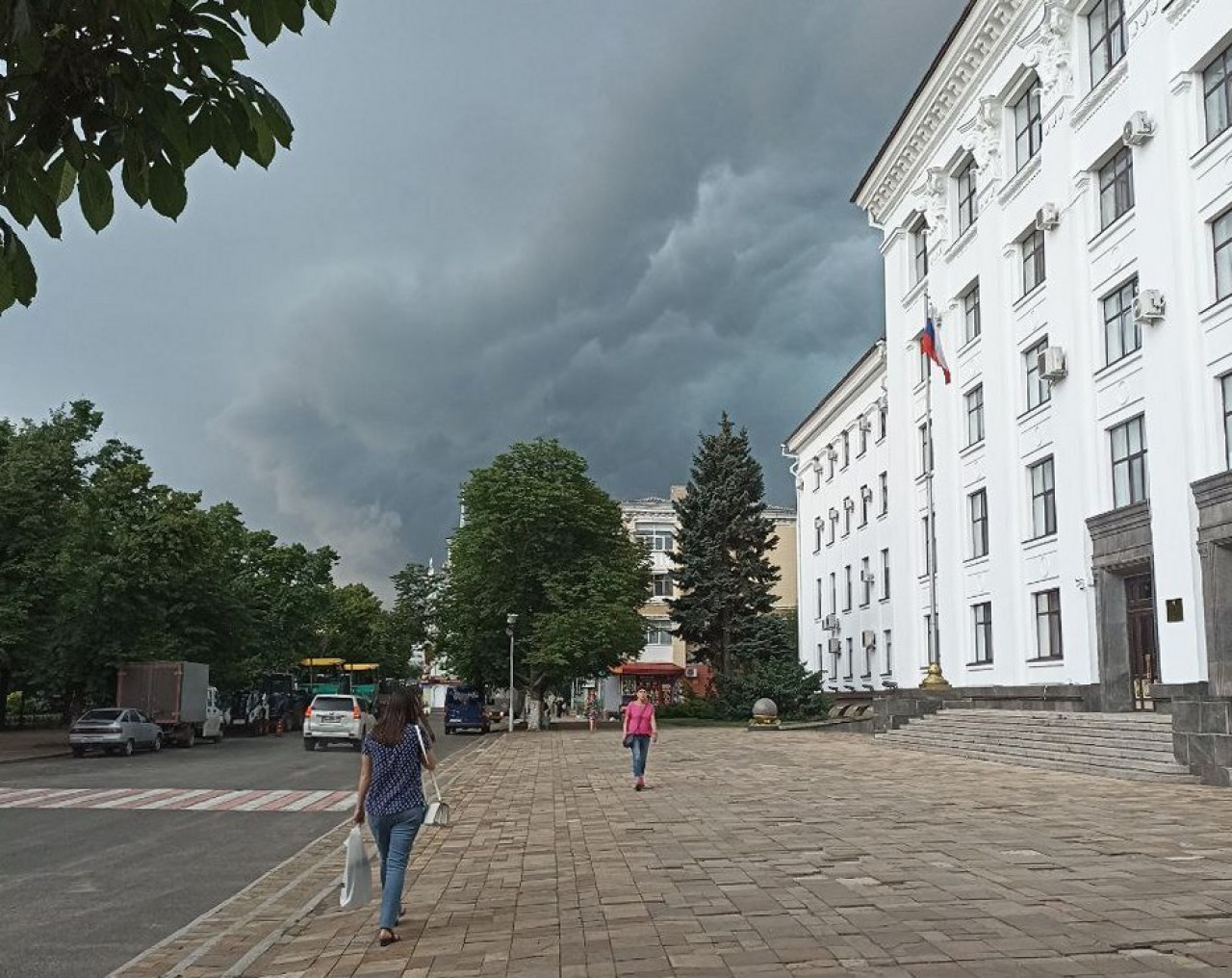 В Луганске из-за непогоды более 12 тысяч абонентов остались без электричества