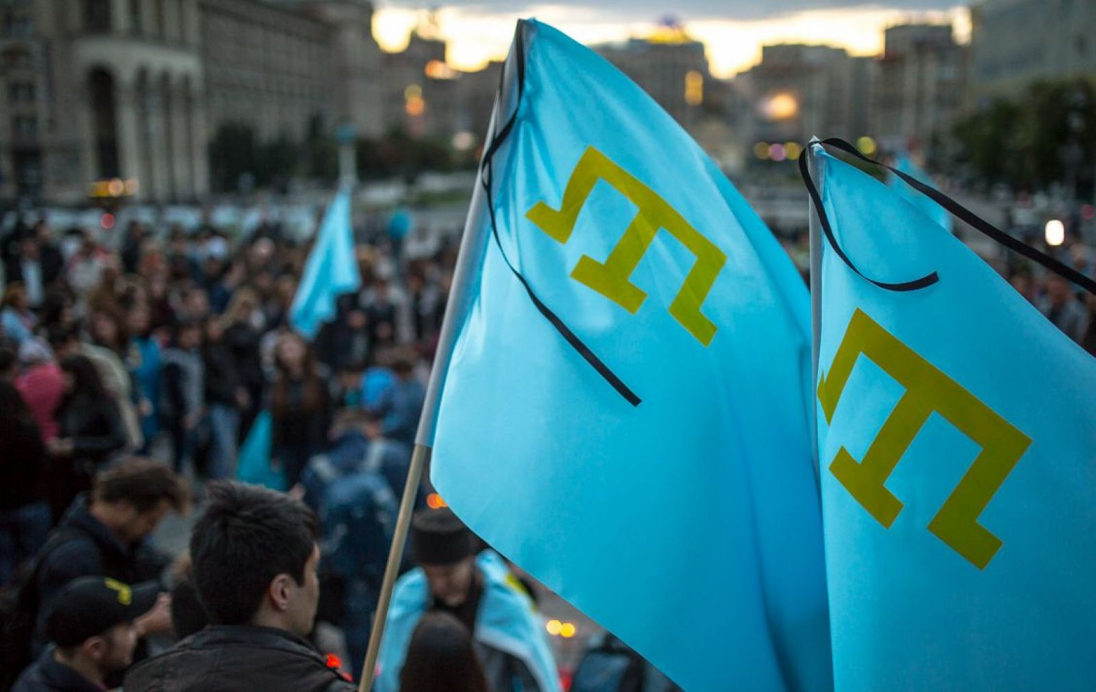 Радикалы угрожают крымским татарам в Херсоне