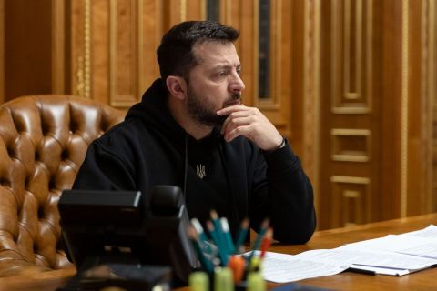 Зеленский потребовал подготовить план урегулирования конфликта на Украине