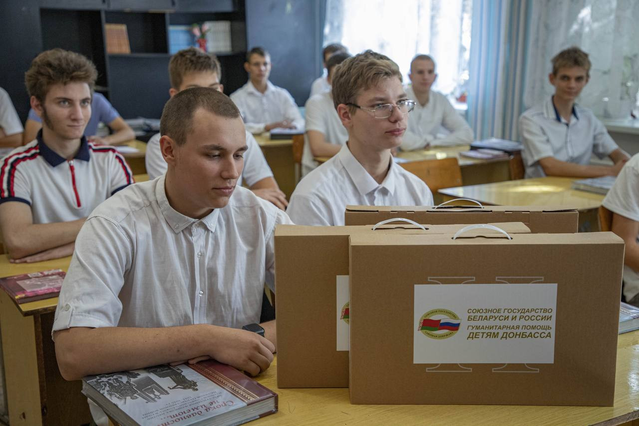 В колледжи Донбасса привезли ноутбуки из Беларуси