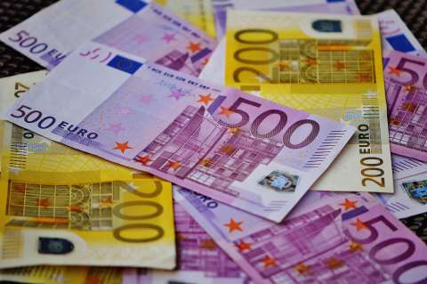 Курсы евро и доллара опустились до показателей 23 февраля