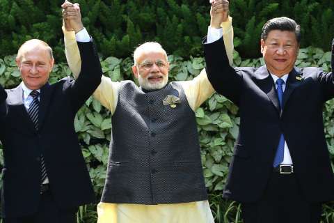 Индия и Китай могут отказаться от доллара - эксперт